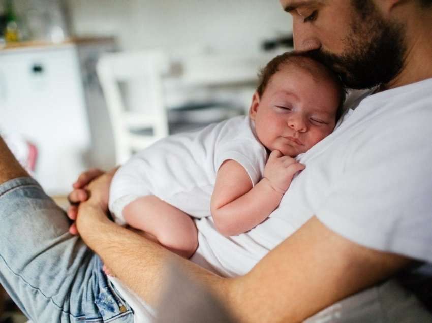 Një baba që kujdeset për fëmijët e tij, apo që bën punë shtëpie, nuk duhet të shihet si më pak mashkull