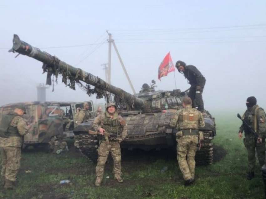 ​Pamje/ Rusët po kryejnë krime lufte në Ukrainë duke bartur mbi tanke mbishkrimin “Serbia” 