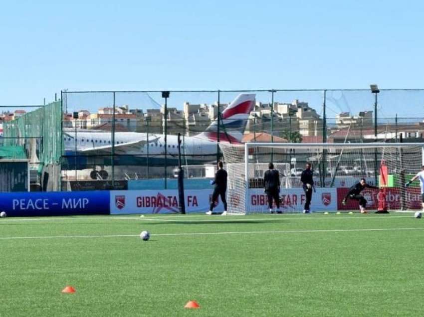 Aeroplani niset nga pista, derisa futbollistët stërviten në stadium