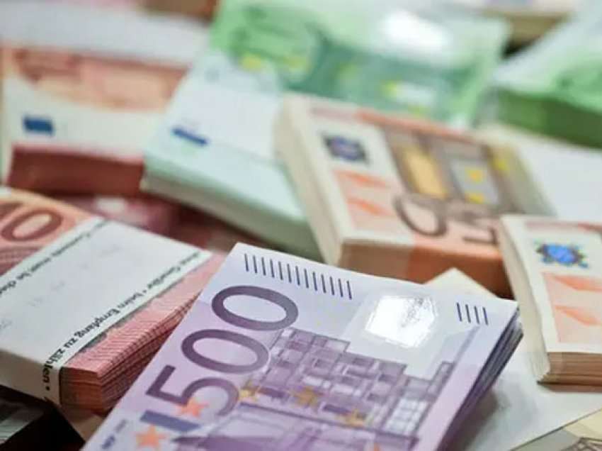 Afro gjysmë milioni euro pensione për persona të vdekur