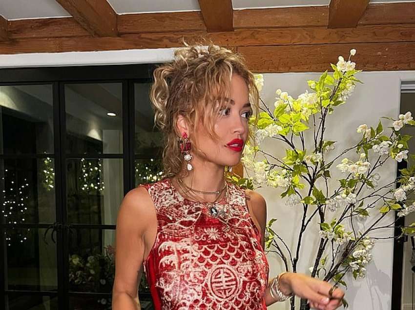 Rita Ora duket një zonjë e vërtetë në një fustan elegant në paraqitjen e fundit