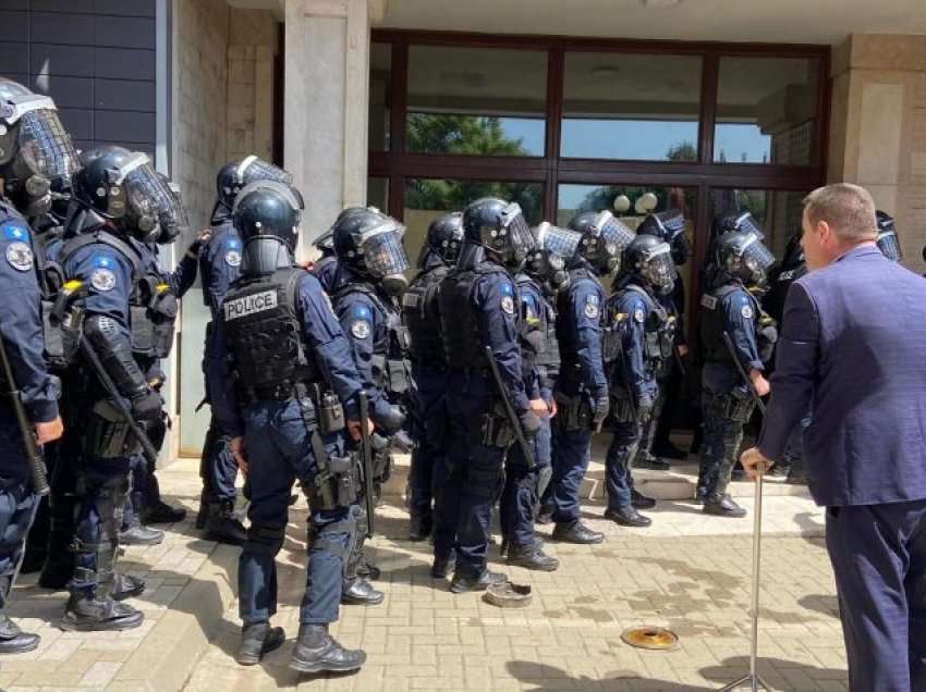 Deklarohet policia: Nuk e hodhëm ne gazin lotsjellës ndaj protestuesve