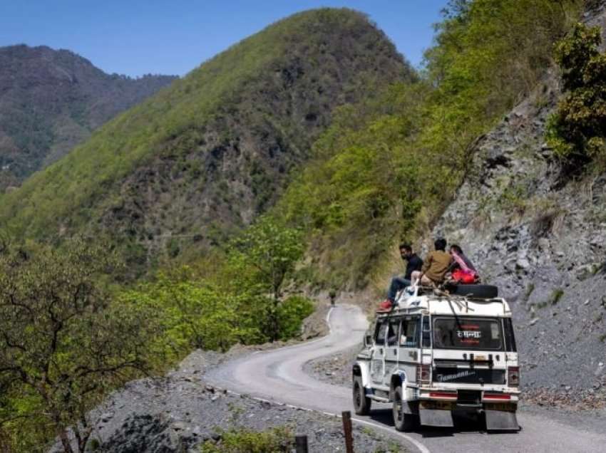 Të paktën 26 të vdekur dhe disa të lënduar pasi një autobus bie në një humnerë në Indi