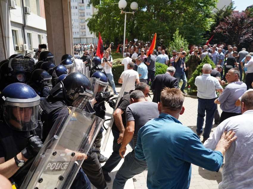 Kush qëndron pas protestave agresive të veteranëve – analistët tregojnë prapavijën e skandalit të sotëm!