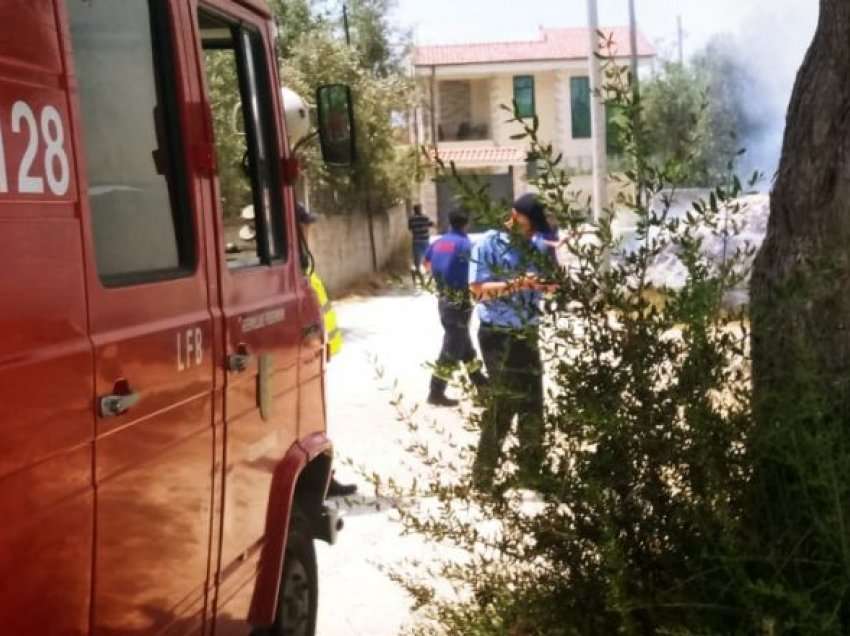 Banorët ndezin mbeturinat në Vlorë/ Flakët dalin jashtë kontrollit, shkrumbohet banesa