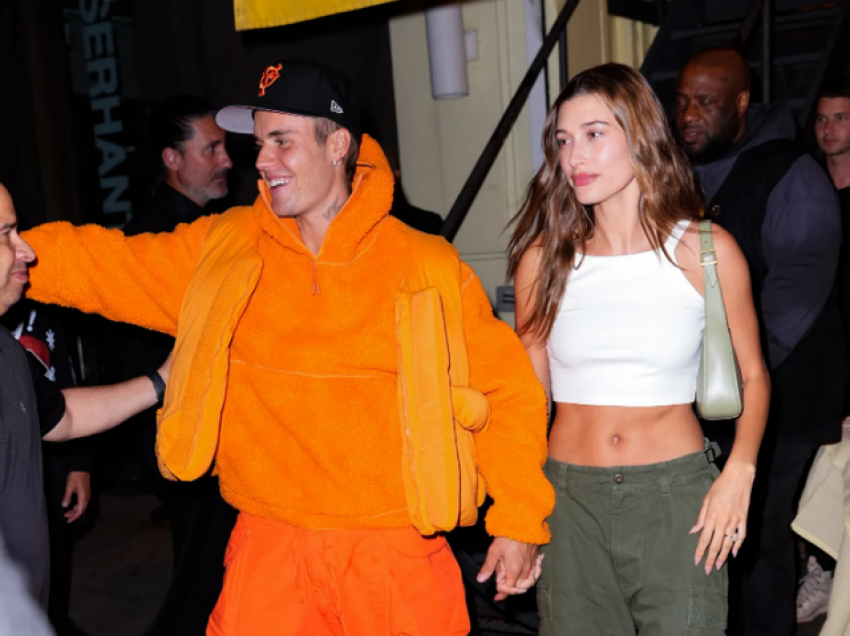 Hailey vesh pantallonat e Justin dhe i kombinoi kështu për t'u dukur trendy