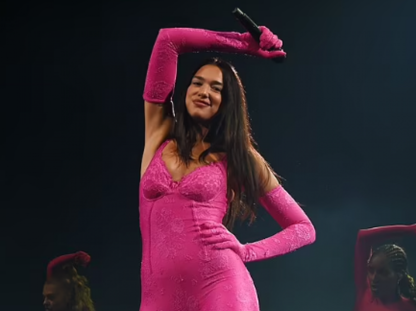 Dua Lipa ‘ndez’ Portugalinë, artistja shfaqet me veshjen ikonike të turit të saj