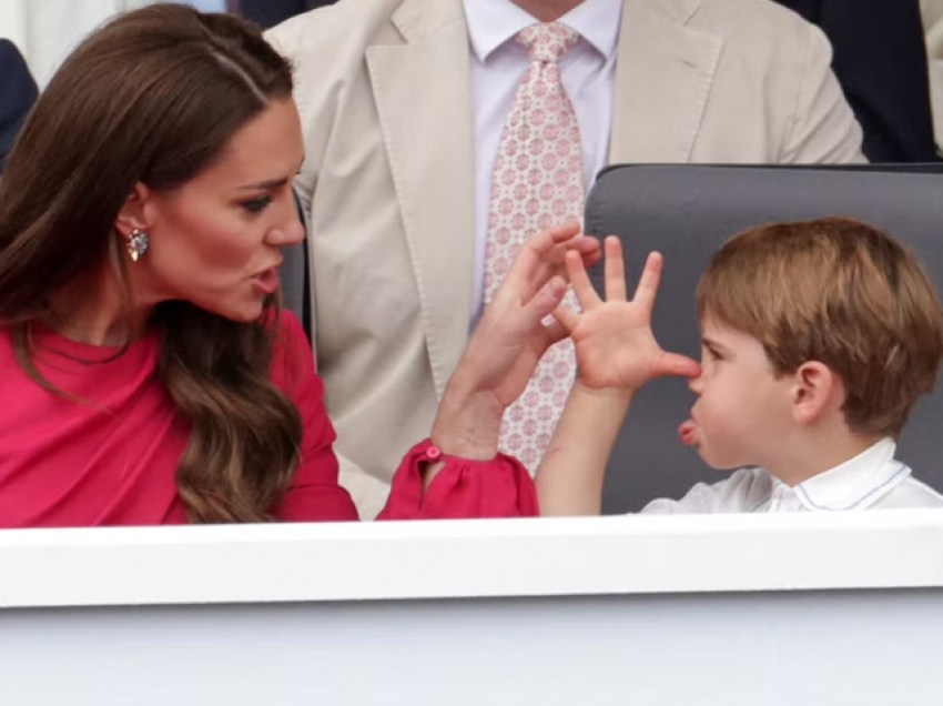 Kate dhe William ndajnë fotot e papublikuara nga festimet dhe komentojnë sjelljen e Louis-it