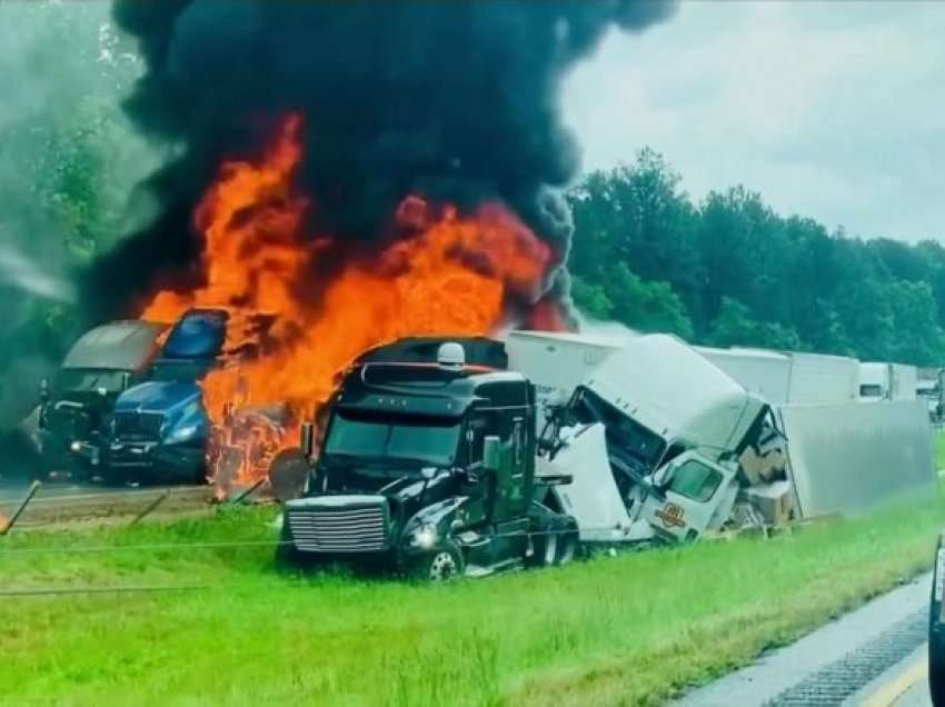 Tre të vdekur pas përplasjeve në një autostradë, gjatë motit të stuhishëm në Arkansas – disa u përfshin nga zjarri