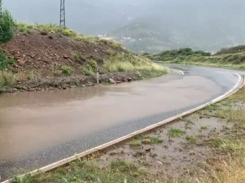 Bulqizë, reshje të dendura shiu dhe përmbytje