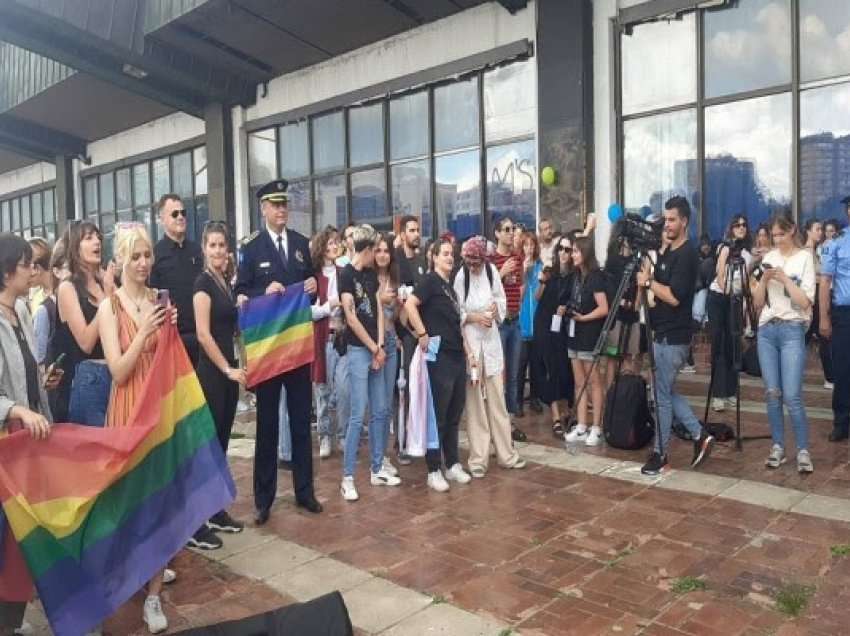 Parada e krenarisë: “Qëndroj sot para jush si një nënë krenare e një djali gay”