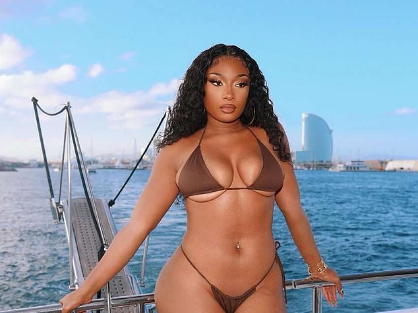 Megan Thee Stallion nuk lë vend për imagjinatë – reperja amerikane shfaq linjat tërheqëse në bikini