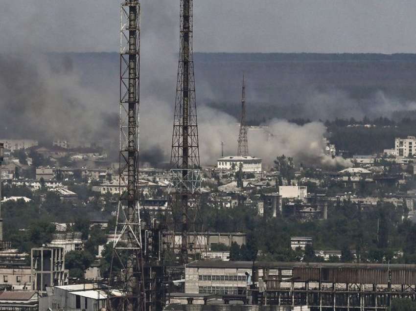 Zjarre të mëdha në Sievierodonetsk, pas granatimeve ruse në fabrikën kimike Azot 