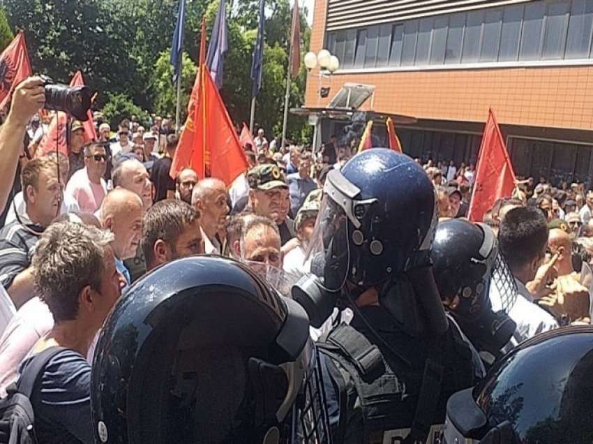 Dy protesta në një ditë