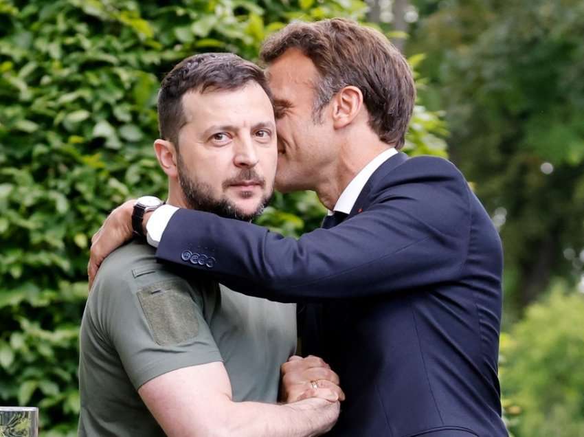 Fotoja po bën xhiron e rrjetit, momenti i sikletshëm mes Macron dhe Zelenskyt