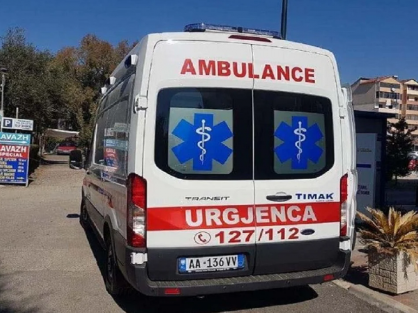 Kamioni del nga rruga në Gjirokastër, përfundon në spital drejtuesi