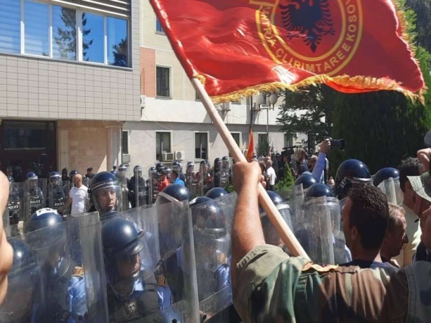 Protestuesit hyjnë në oborrin e Kuvendit