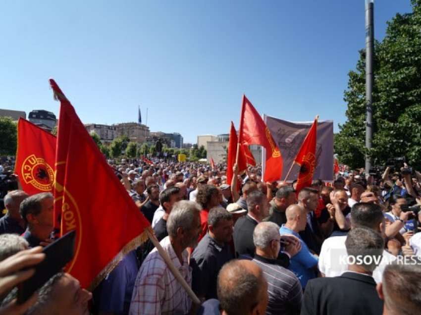 ​Klinaku nis fjalimin, ndërpritet nga protestuesit që mësynë ndërtesën e Kuvendit