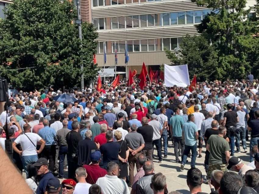 Pas tensioneve të shumta, protesta përfundon me lule për policët