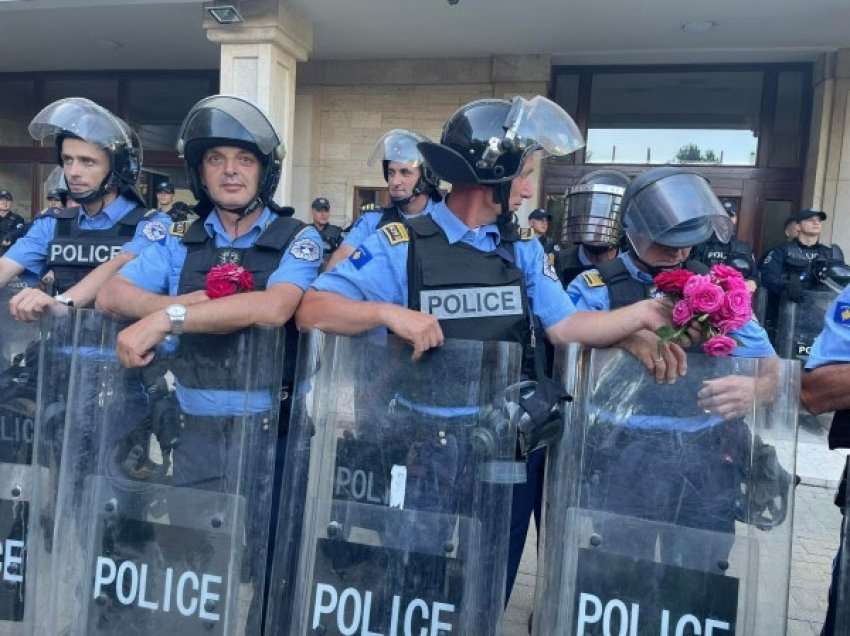 Flasin nga policia pas protestës, tregojnë angazhimet e tyre me mbarëvajtjen e protestës