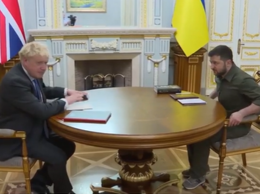 Boris Johnson takohet me Presidentin Zelensky gjatë vizitës në Kiev