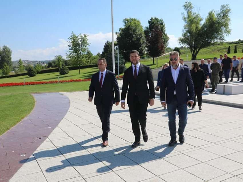 Memli Krasniqi bën homazhe tek varri i komandantit legjendar, Adem Jashari 