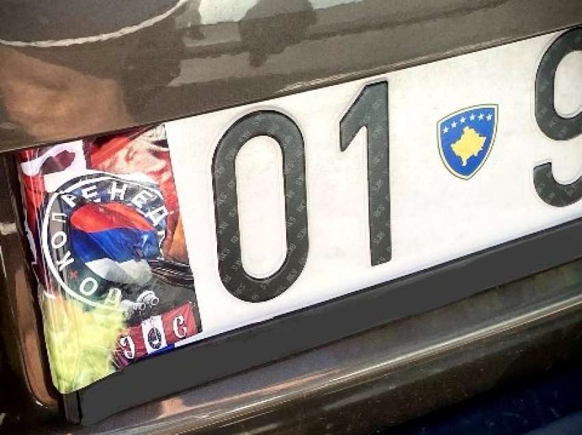 Greqi: Qytetarit nga Kosova dikush ia vendos në targa të veturës stikerin me flamurin serb