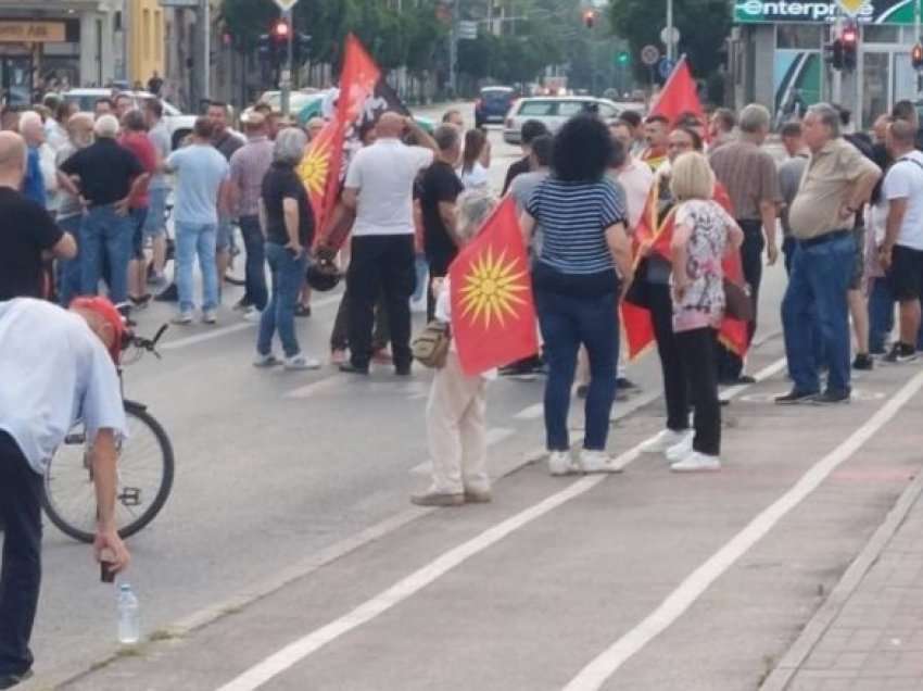 Shkup: Protestohet përpara qeverisë kundër propozimit francez