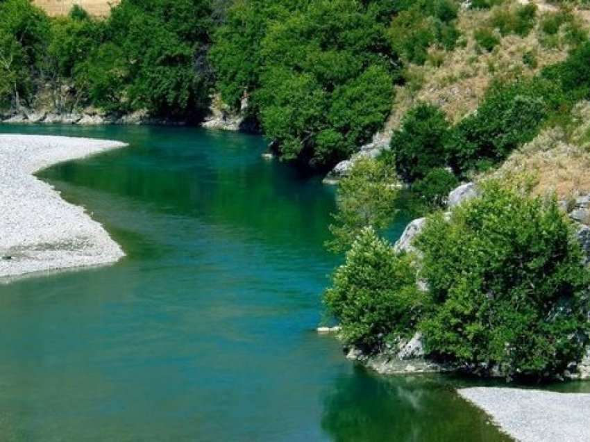 Familjarët e kërkojnë prej dy ditësh/ Gruaja e zhdukur mund të jetë mbytur, sendet gjenden në lumin Vjosa...