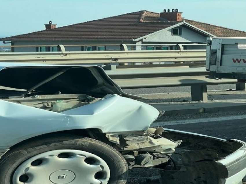 Tri automjete aksidentohen në afërsi të aeroportit