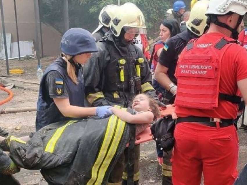 Babai i humbi jetën në sulmin ajror të forcave ruse në Kiev, 7-vjeçaren e nxjerrin nga rrënojat