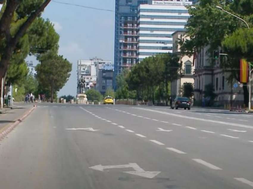 Tirana e boshatisur, qyteti i “dorëzohet” turistëve të huaj, qytetarët shqiptarë preferojnë plazhet