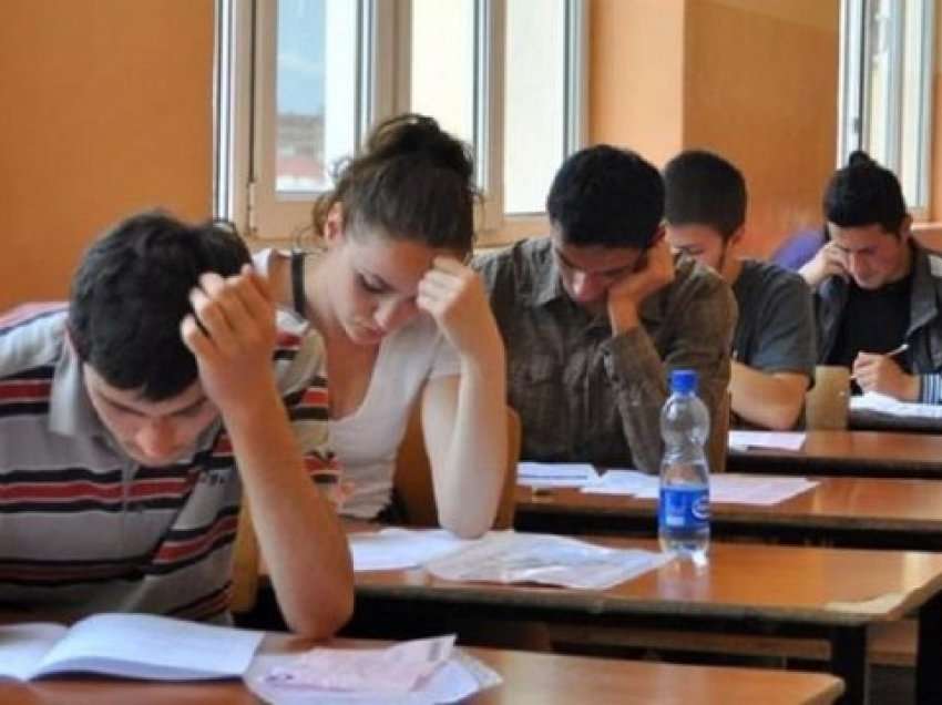 Dalin rezultatet e provimit të Matematikës, mbi 1 mijë maturantë të ngelur