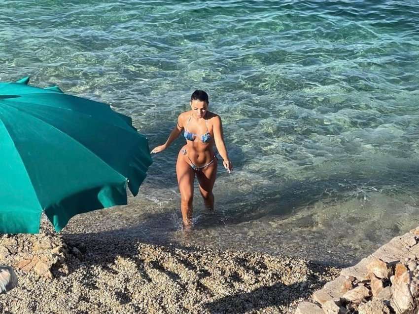 Megi Pojani rrëmben vëmendjen me pozat me bikini, me fokus në pjesën e pasme