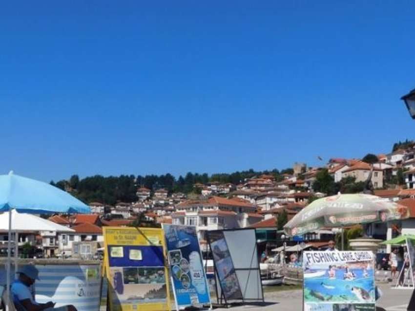 Kaluan ndryshimet ligjore: Tregtarët në vendet turistike do të mund të punojnë të dielave dhe festave shtetërore