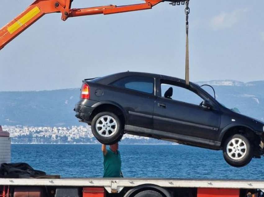 Detaje tronditëse/ Nënë e bir gjetën vdekjen pasi makina e tyre përfundoi në ujë, flet dëshmitari