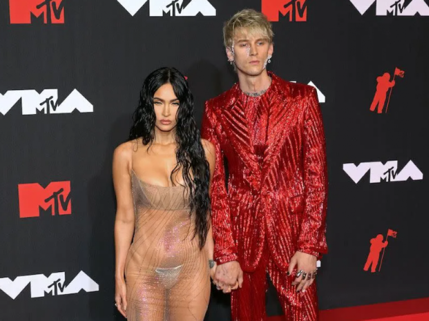 Machine Gun Kelly tentoi të bënte vetëvrasje derisa ishte duke biseduar në telefon me Megan Fox