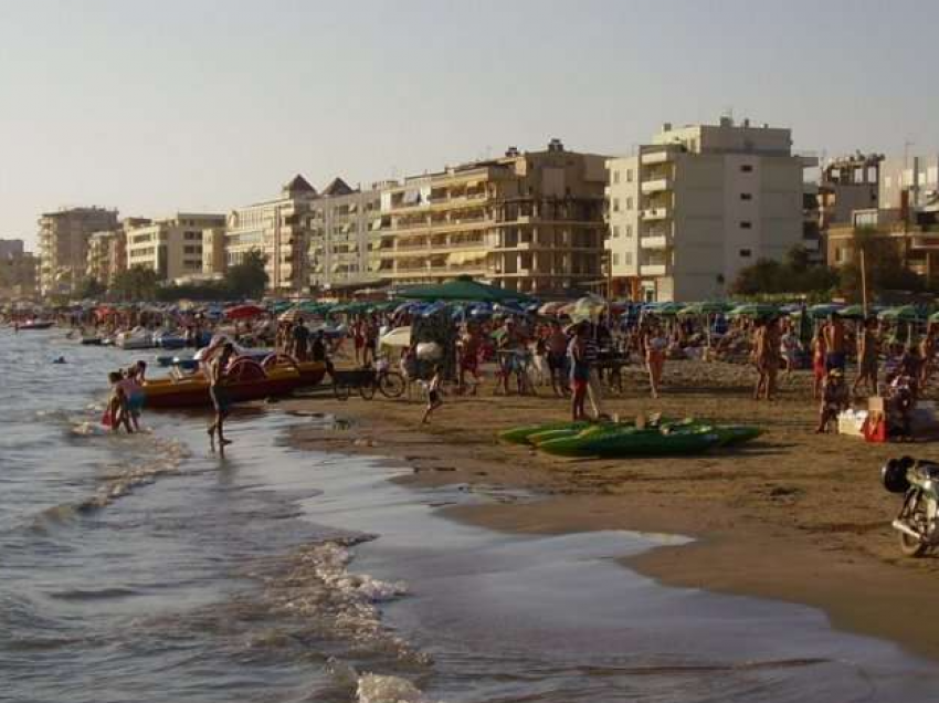 Shqipëri, turistëve u bëhet thirrje të shmangin blerjet në rrugë