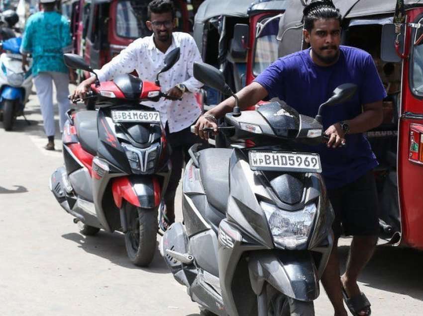 Pezullohet shitja e naftës për mjetet jo të domosdoshme në Sri Lanka