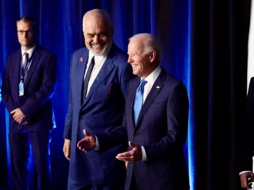 Edi Rama e ndan foto të ditës, momentin e diskutimit me Joe Biden në Samitin e NATO-s