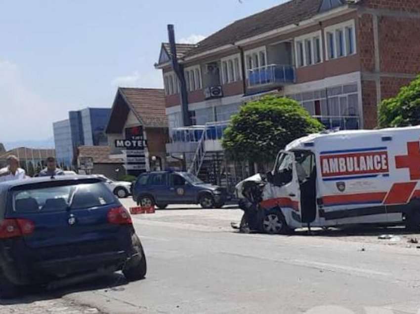 Aksident mes autoambulancës dhe veturës në Gjakovë, pesë persona të lënduar