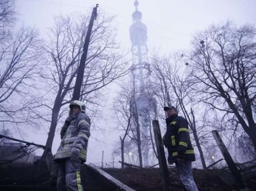 Kujdes pamje të rënda/ 5 viktima nga bombardimet në Kiev, dalin pamjet e civilëve pranë kullës televizive