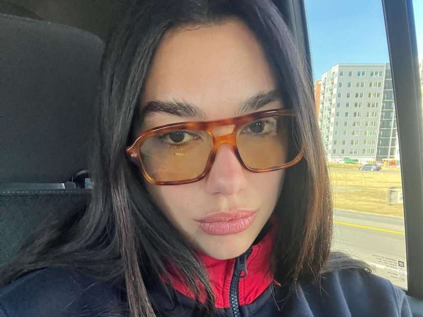 Dua Lipa përfundon në spital