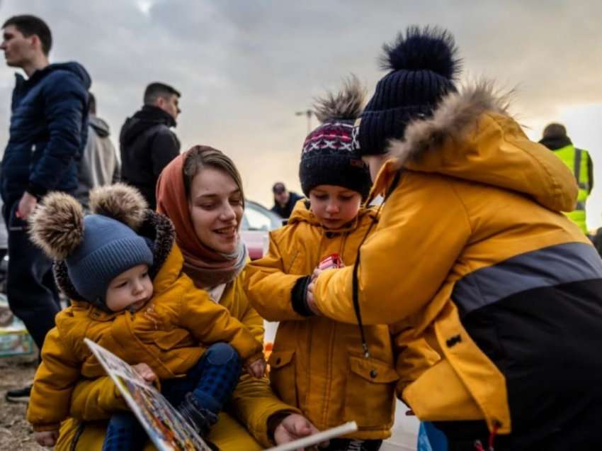 Mijëra gra dhe fëmijë vazhdojnë të largohen nga Ukraina