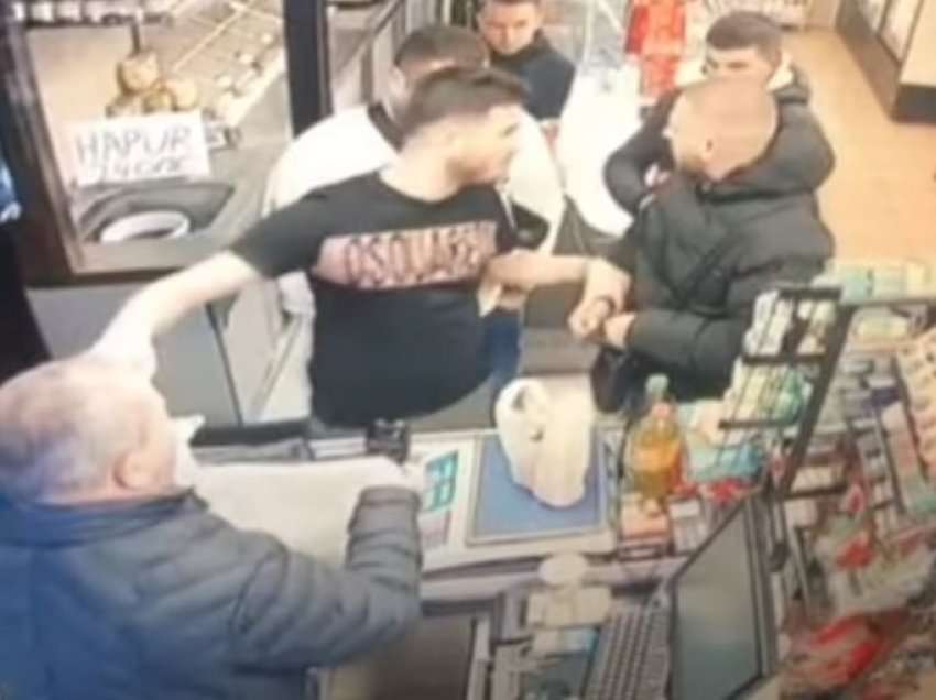 Vetëdorëzohet në polici efektivi që vrau Jurgen Dukën për radhën në supermarket