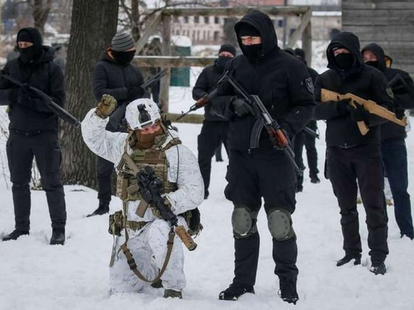 “Men in Black”/ Njihuni me grupin e frikshëm neonazist ukrainas që dolën në luftë kundër rusëve