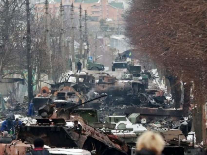 Dalin pamjet/ “Varrezë” tankesh ruse, ukrainasit përdorën “bishën” britanike për t’i shkatërruar