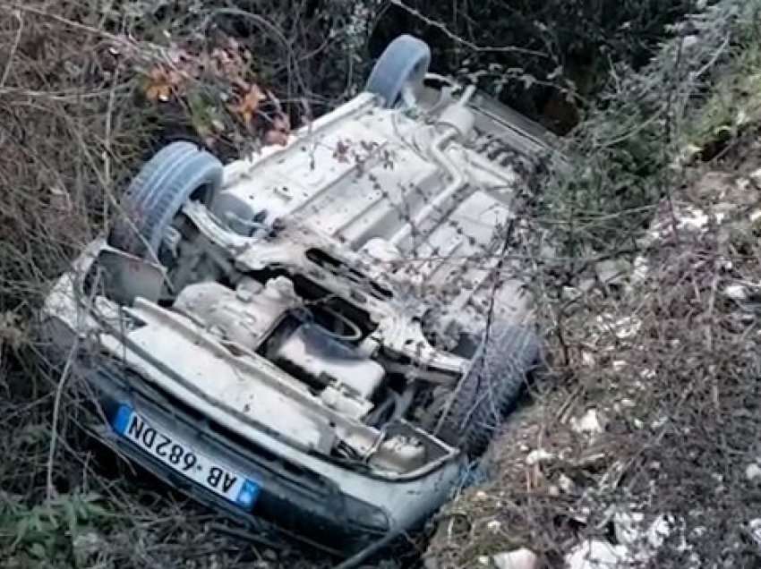 Aksident në afërsi të fshatit Drobonik në Berat, makina del nga rruga dhe bie në kanal