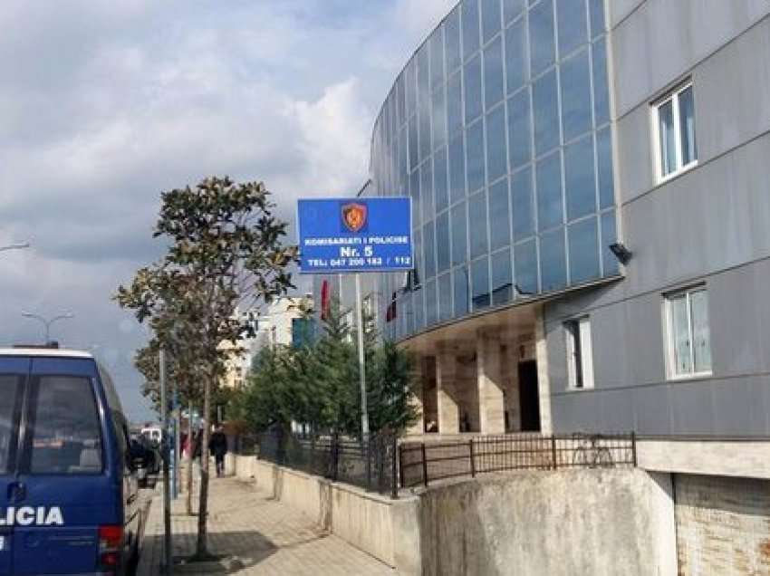 Kamëz/ Qëlloi me mjet prerës punonjësin e Policisë, vihet në pranga 22-vjeçarja