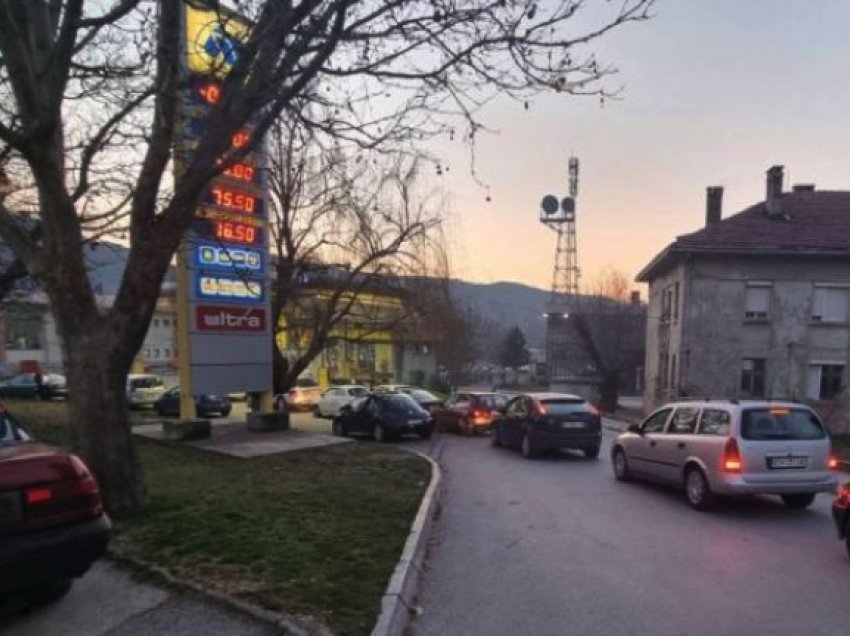 Lajmi i rremë shkaktoi kolona para pompave të benzinës